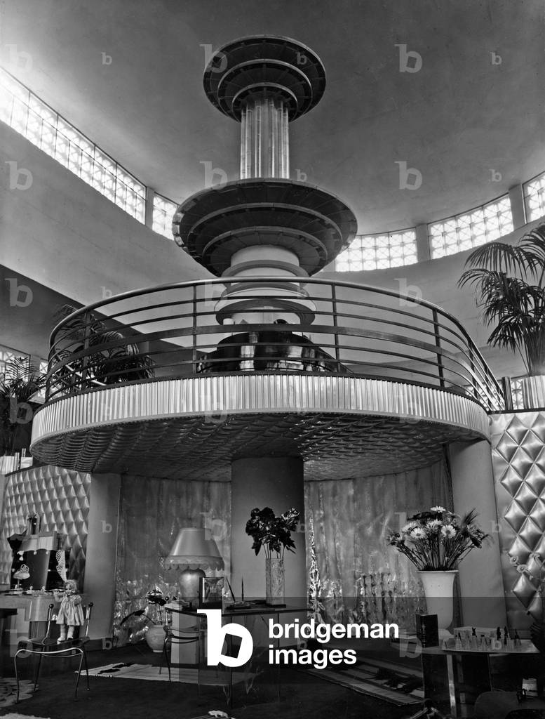 World Fair, Paris, 1937 : pavilion of plastics (Art Deco style)