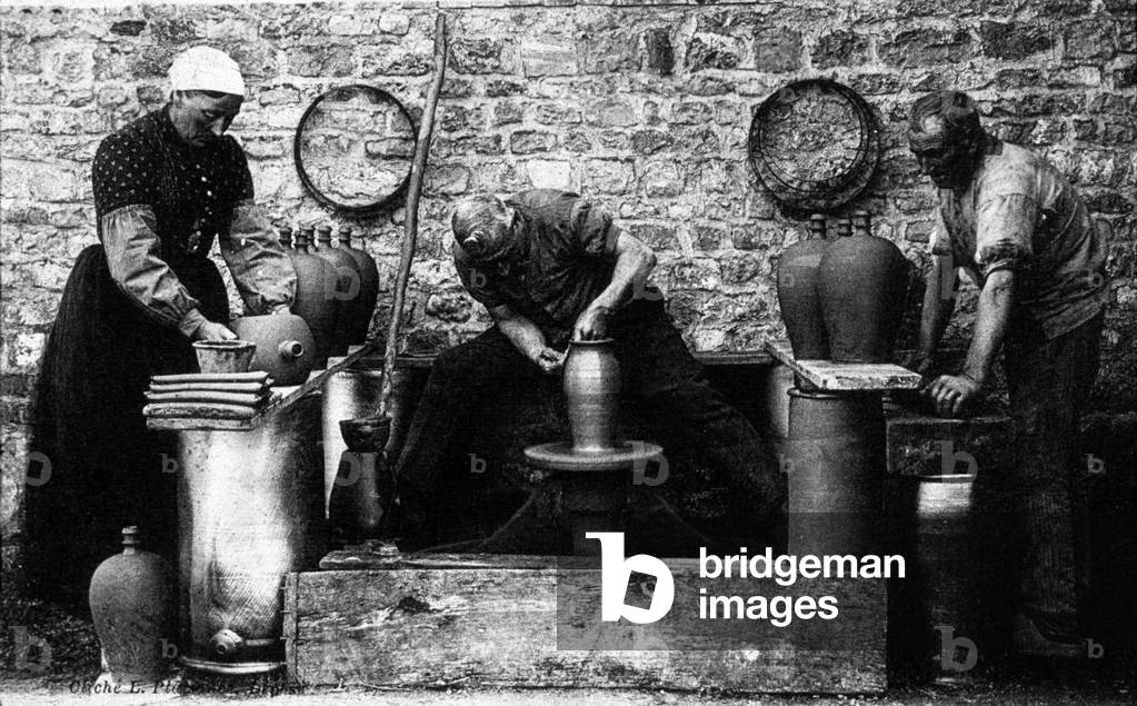 Cermaicisits, Noron-la-Poterie, Calvados, Normandy, c.1900 (b/w photo)
