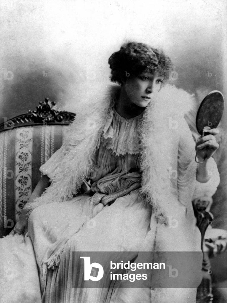 Actress Sarah Bernhardt (1844-1923) as Marguerite Gautier in 'La Dame aux Camelias' by Alexandre Dumas, 1880 (b/w photo)