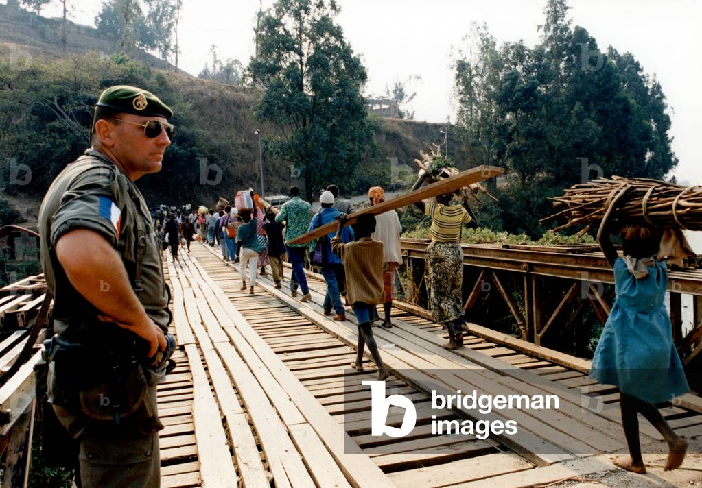 French soldiers at the border between Rwanda and Zaire, 1994 (photo)