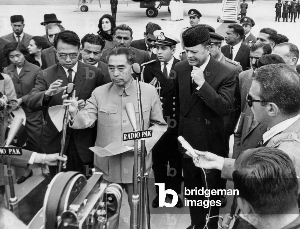 Chou En Lai (ministre chinois des affaires etrangeres) et Muhammad Ayoub Khan (President pakistanais) au Pakistan le 24 fevrier 1964 Neg:96692PL Chou En Lai (chinese foreign minister) and Muhammad Ayub Khan (pakistani President) in India (Pakistan), February 24, 1964