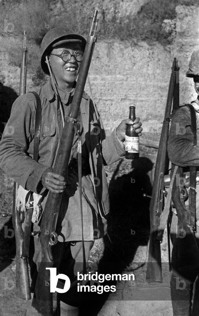 China: 8 Armee soldier with rifle taken from enemy, glasses and soda bottle 1946-48