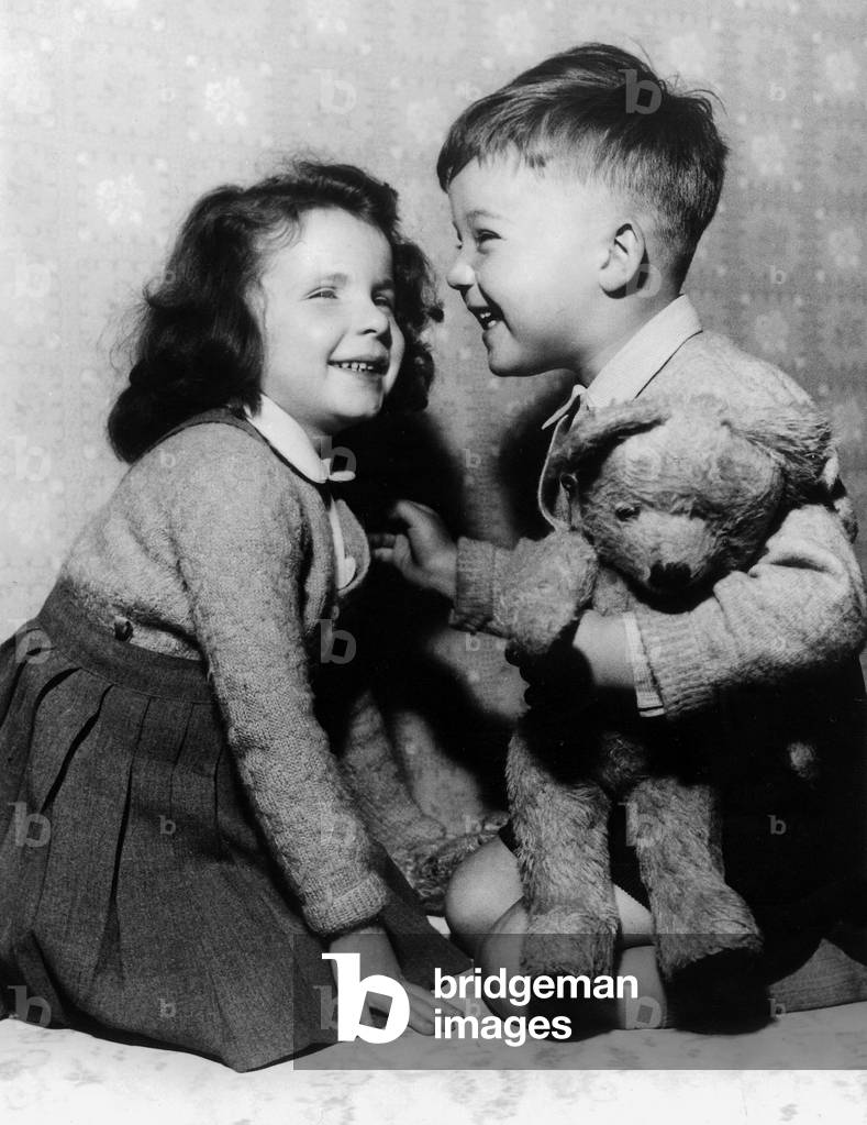 Children with teddy bear c. 1950 (photo)