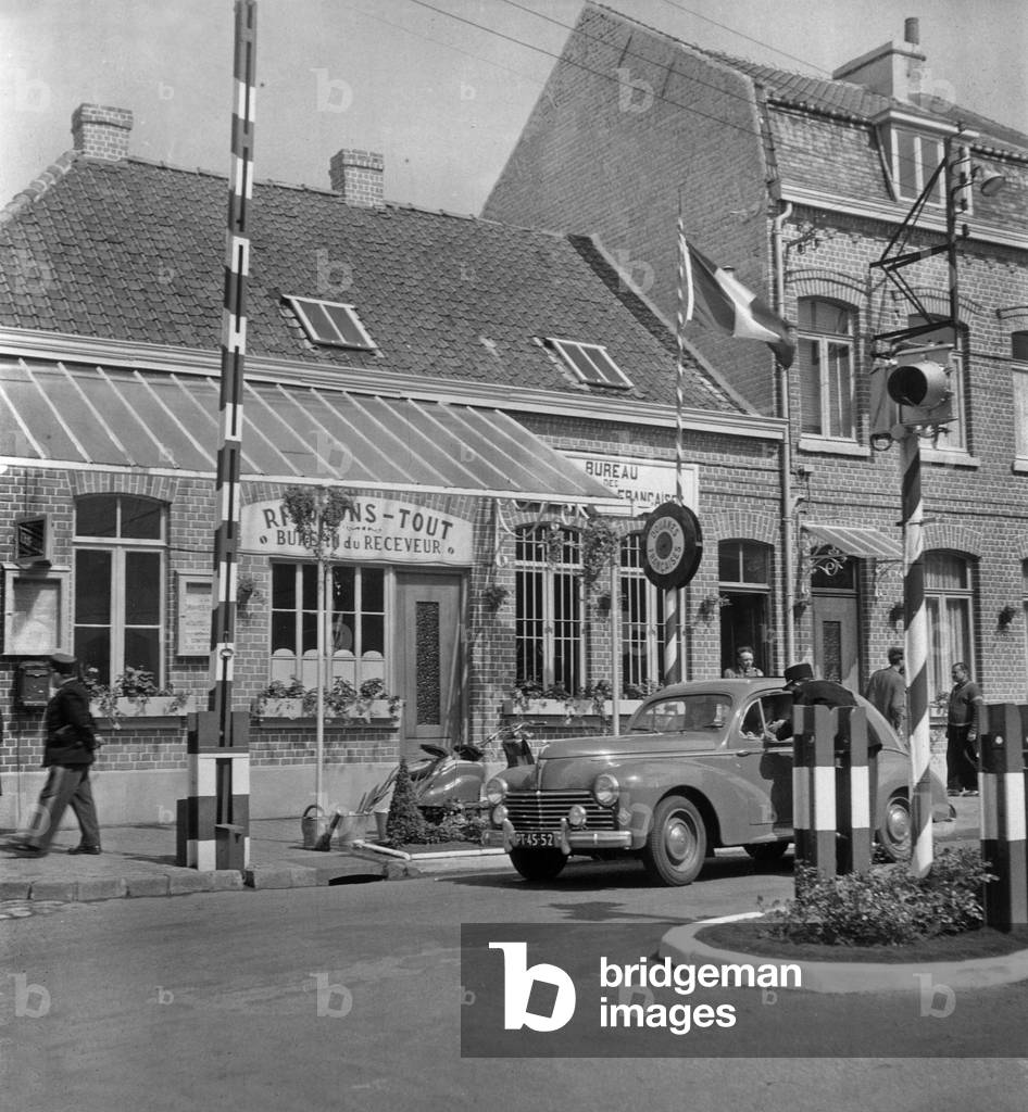 As part of the “week of the most beautiful France”, a competition was organised in the northern region between all the numerous customs posts that mark the Franco-Belgian border: the “Risquons tout” customs post on the road from Lille to Kortrijk won the competition, June 28, 1958: here a Peugeot car at the border post Neg: A54056