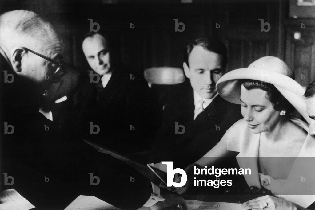 Wedding of Nina Dyer and Prince Sadruddin Aga Khan in August 27, 1957 under look of prince Ali Khan (l)