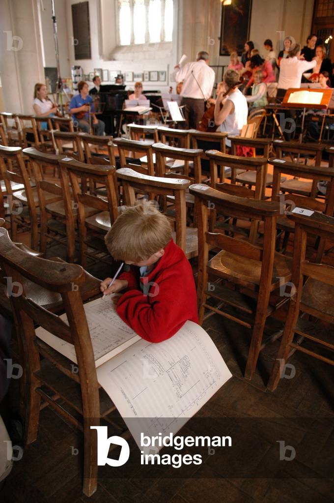 Birmingham Junior Conservatoire Chor singt mit Kind komponieren oder kritzeln in der Partitur im Vordergrund i