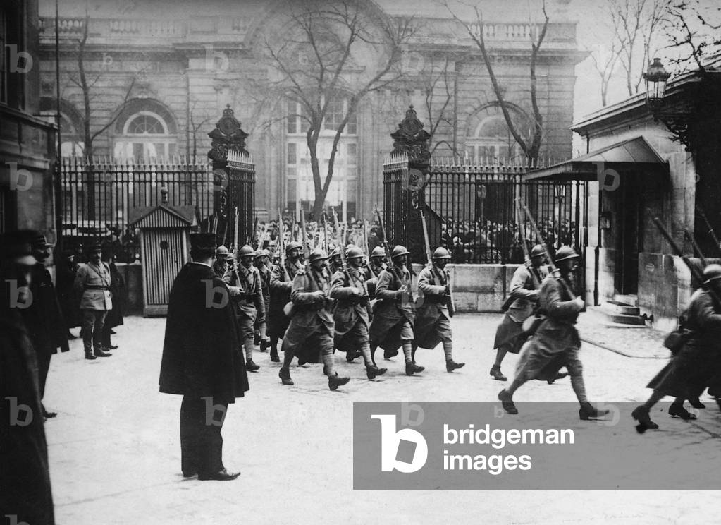 Immagine di Fotografia "Guardia d'onore marce al Ministero degli Esteri di Parigi" 1919, b/w