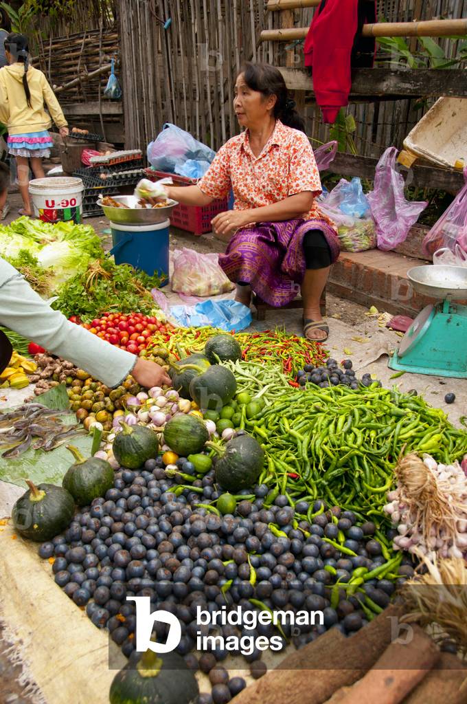 Laos: venditore di frutta e verdura al mercato Morning, Luang Prabang