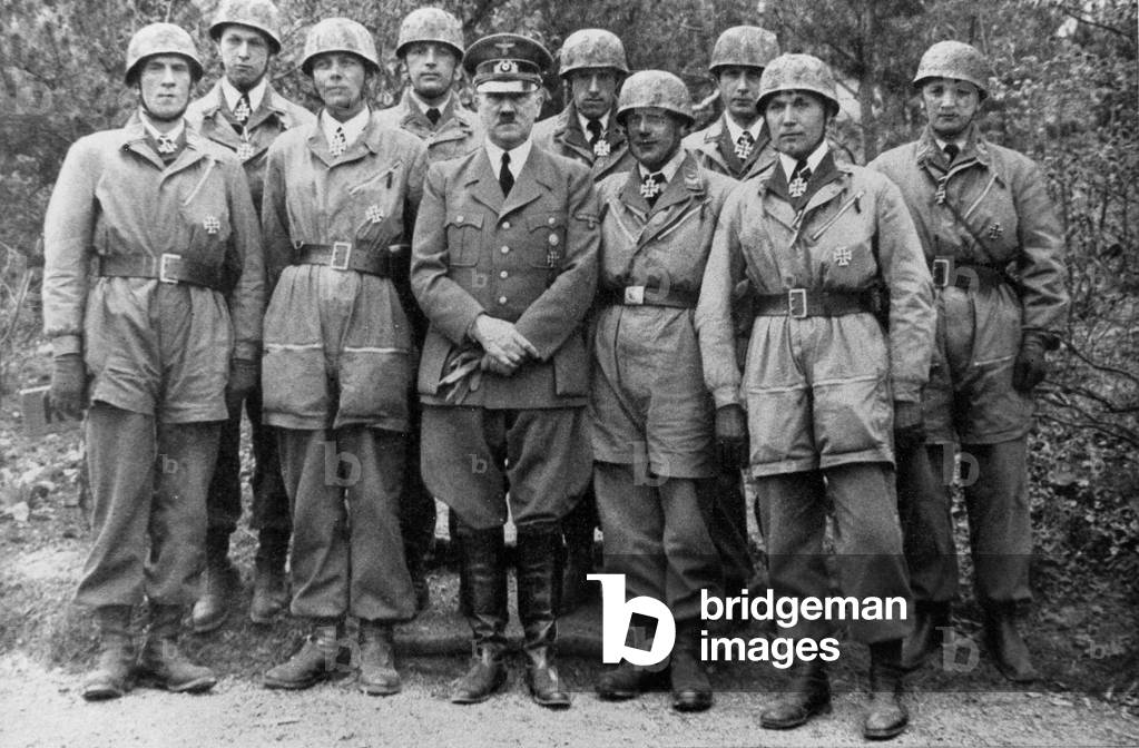 Immagine di Fotografia "Hitler con alcune delle truppe aviotrasportate che catturarono la roccaforte di Eben E