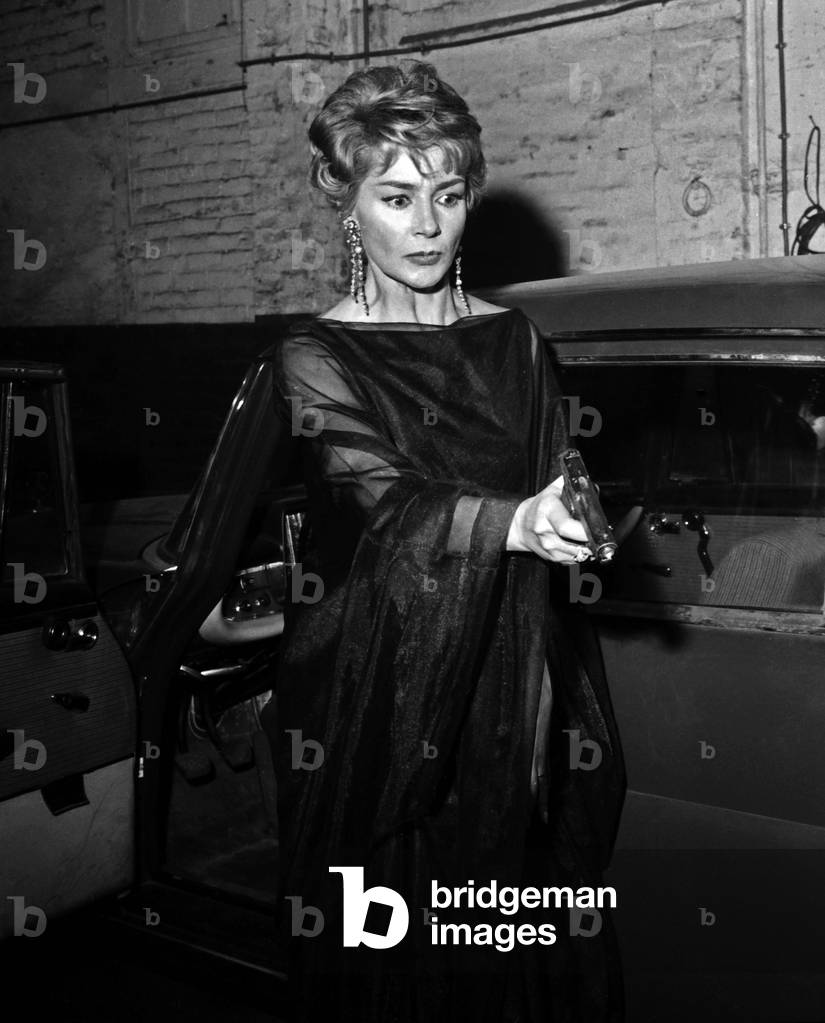 Bild von Fotografie "Emmanuelle Riva On The Shooting Of The Film „Le Gros Coup“ 29. Oktober 1963 In A Garage D