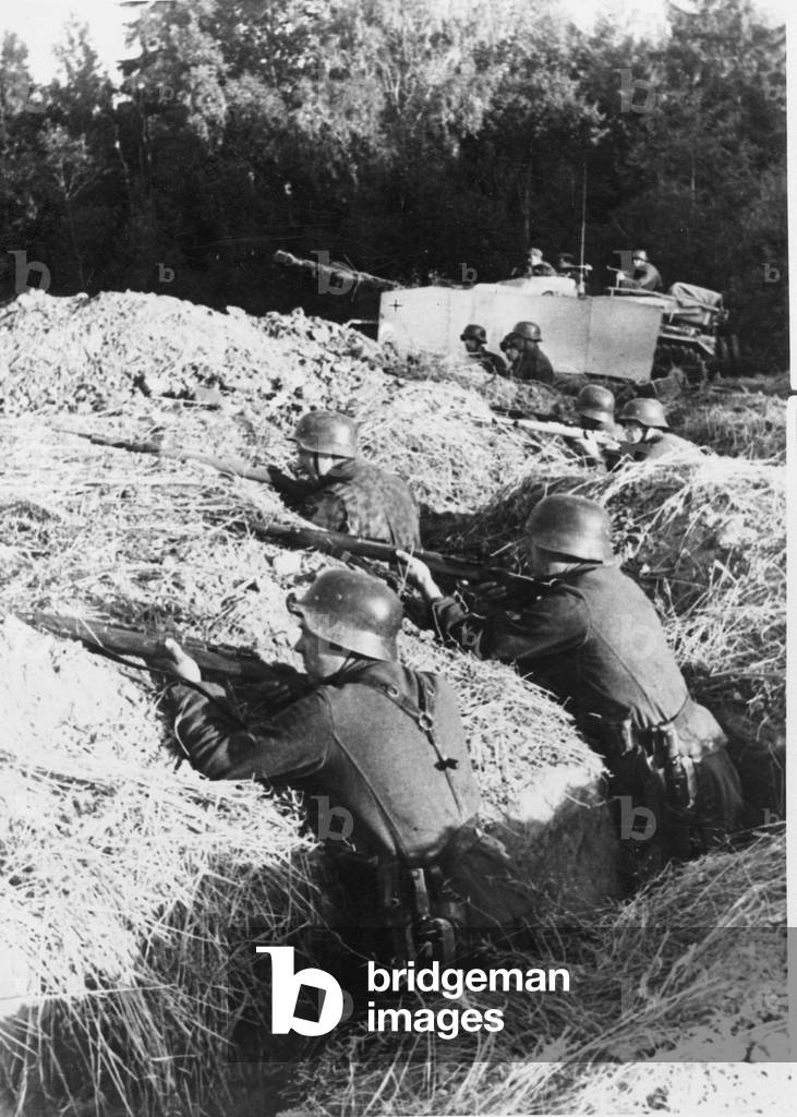Image of German soldiers in position on the Eastern Front, 1944 (b/w