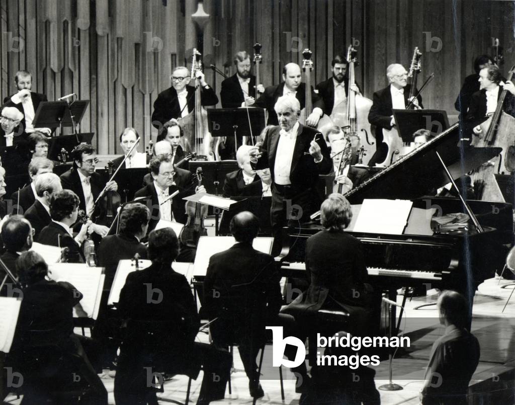 Bild von Fotografie "Leonard Bernstein mit Mitgliedern" von Suzie Maeder, b/w