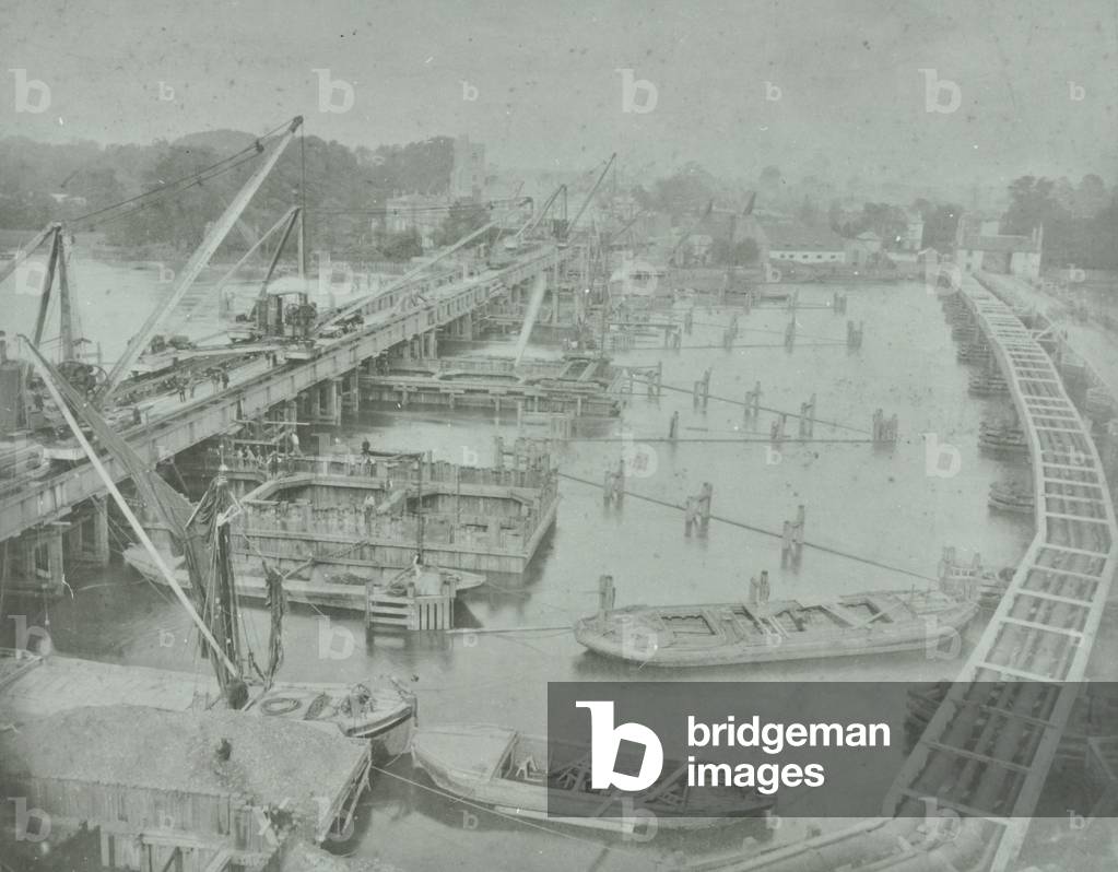 Immagine di Fotografia "Putney Bridge: fondazione di scavo per il nuovo ponte" 1883 di English Photographer
