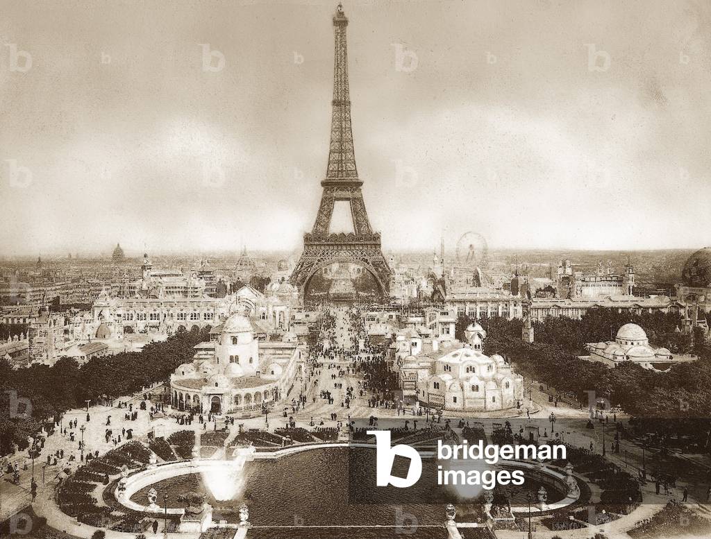 Veduta del parco espositivo dell'Esposizione Mondiale di Parigi dal Trocadero. Al centro dell'immagine la Torr