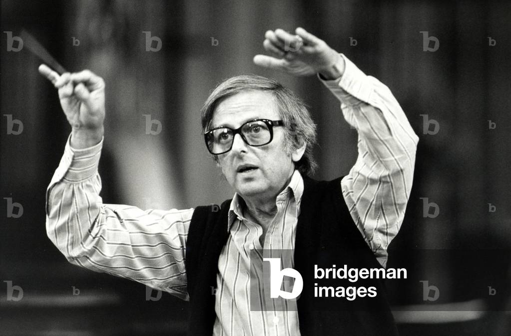 Image de Photographie représentant Direction d'orchestre d'André Previn par Mary Robert, b/w