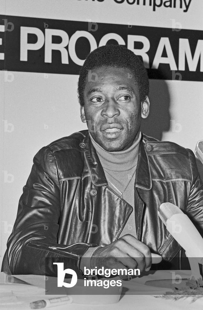 "Il calciatore brasiliano Pelé durante una conferenza stampa e l'ora dell'autografo dei tifosi collegati all'H
