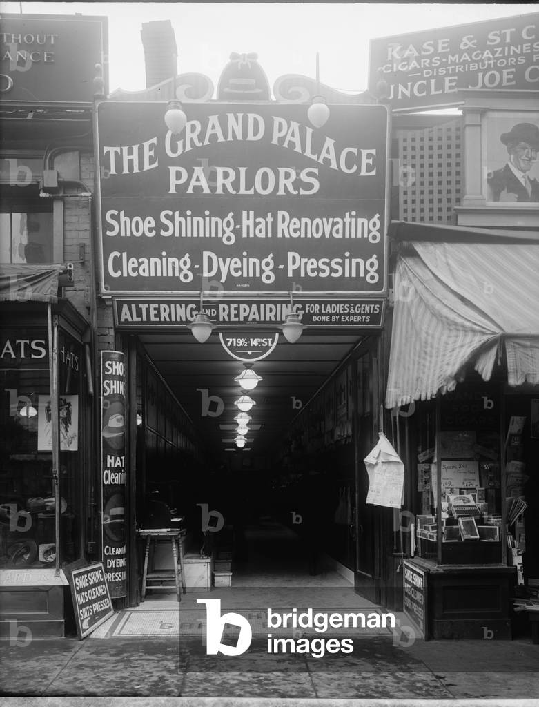 Immagine di Fotografia "Grand Palace Lustrascarpe", b/w
