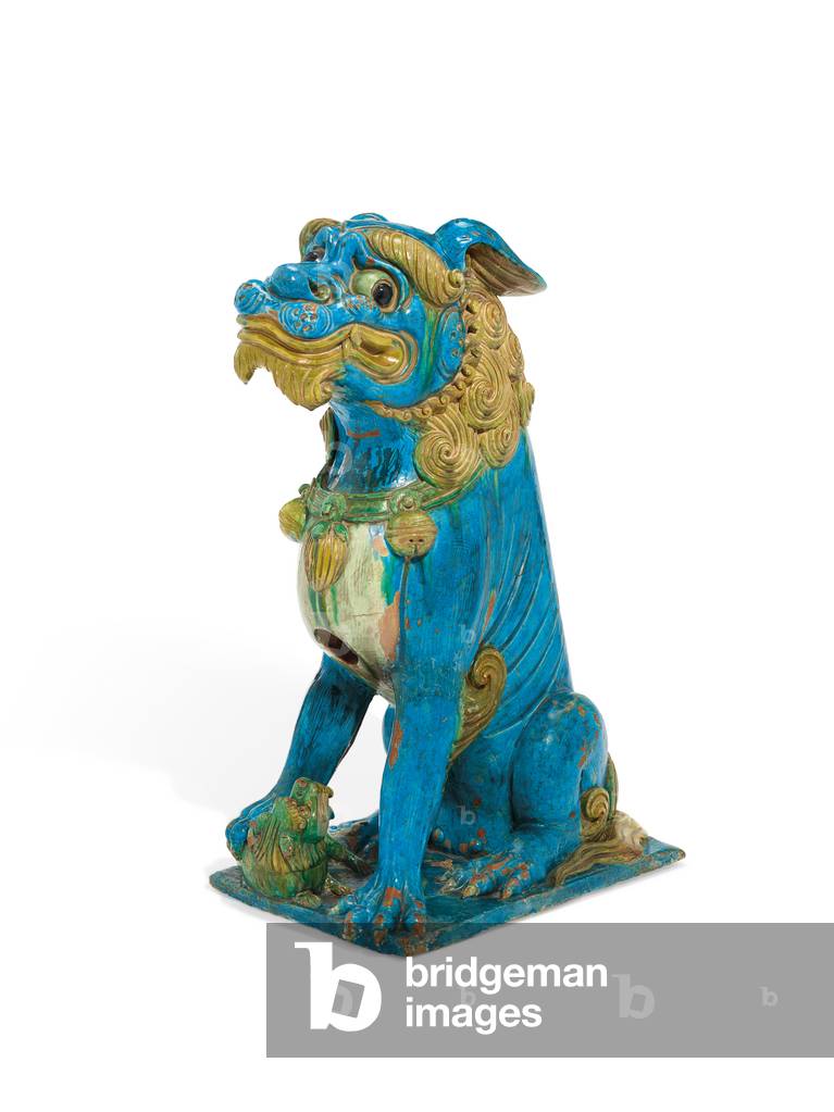 "Statuetta massiccia di piastrelle di un leone buddista seduto" 1400 di Chinese School