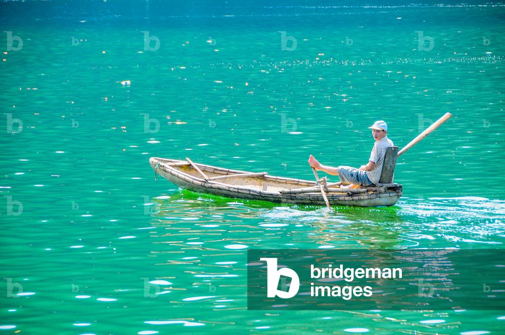 Bild von Fotografie "Vietnamesischer Transport: Mann Ruderboot mit Füßen auf dem Hoa Binh Reservoir" 2015 von 