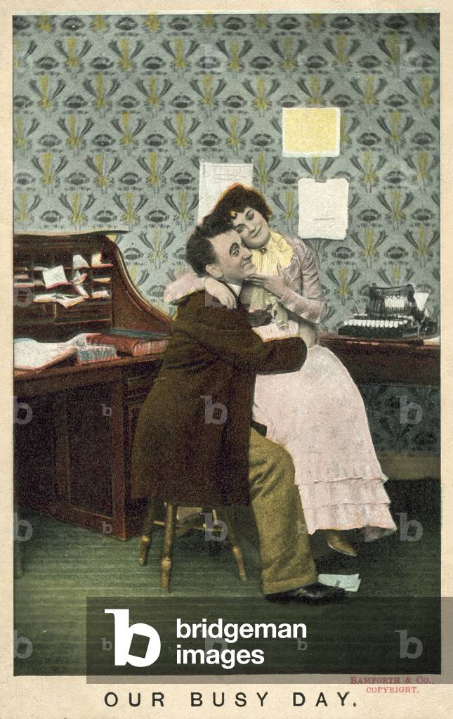Immagine di Fotografia "Coppia abbraccio in un ufficio (foto a colori)" di English Photographer
