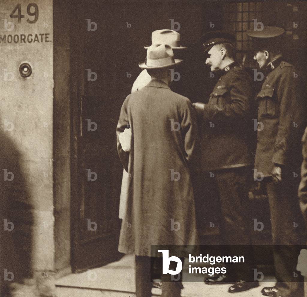 Image de Estampe représentant Descente de police dans les bureaux de la Soviet Trading Company (Arcos) par Eng