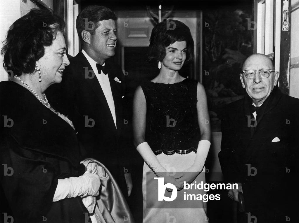 "Komponist Igor Strawinsky und seine Frau im Weißen Haus empfangen von dem amerikanischen Präsidenten John Ken