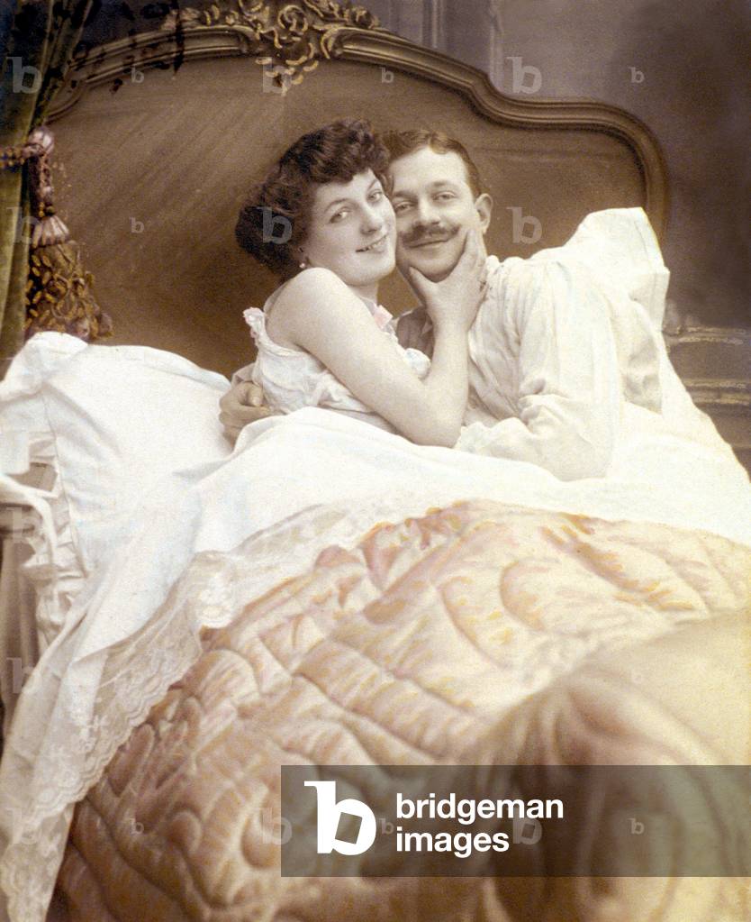 Couple of lovers : a soldier on leave in bed with his beloved by Unknown photographer