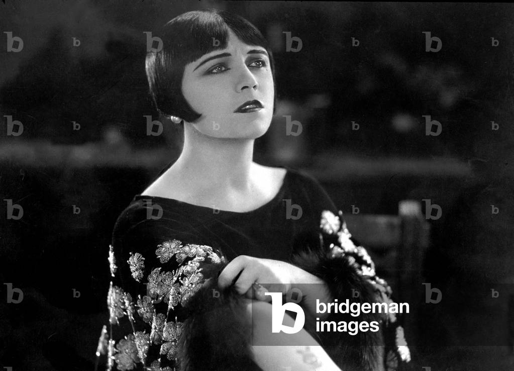Pola Negri  showing a tattoo on the arm, 1921 (photo)