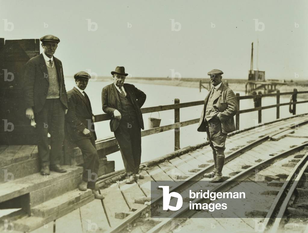 Bild von Fotografie "Gruppe von Männern bei Becontree Estate" 1926 von English Photographer