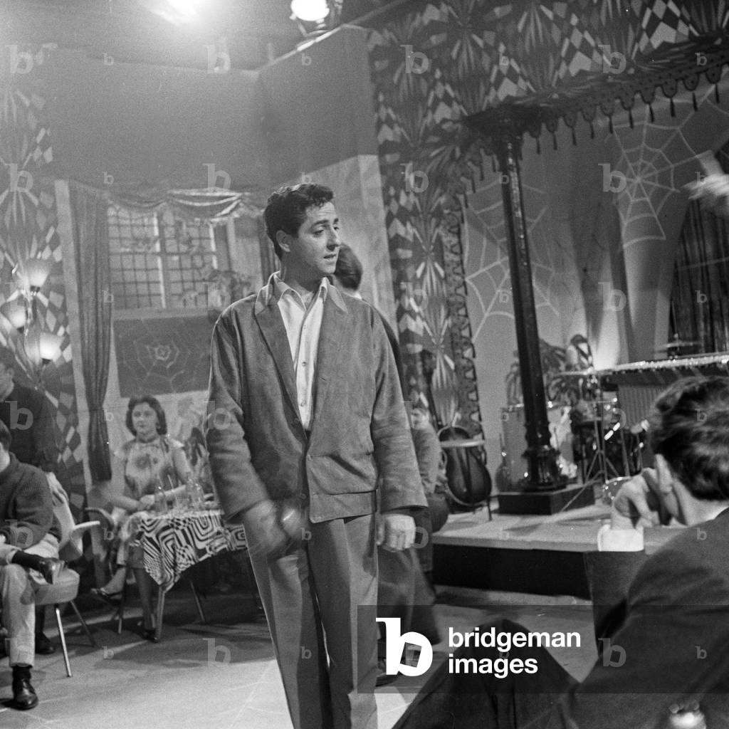 Sul set di uno show televisivo con il cantante svizzero Vico Torriani ad Amburgo, Germania anni '50