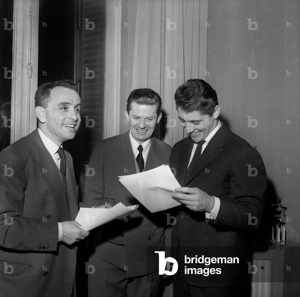 Immagine di Fotografia "Sacha Distel Guardando il suo contratto sotto sguardo di Jacques Canetti il 25 dicembr