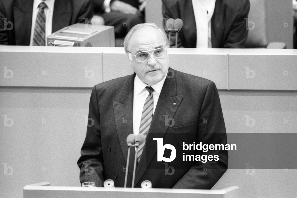 Image of Photography depicting Federal Chancellor Helmut Kohl (FRG CDU) at the lectern during the government s