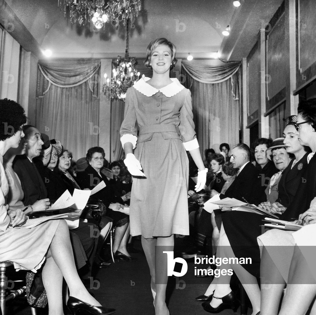 Immagine di Fotografia "La modella debuttante Colette Escarra indossa l'abito Bergotte (abito primaverile in p