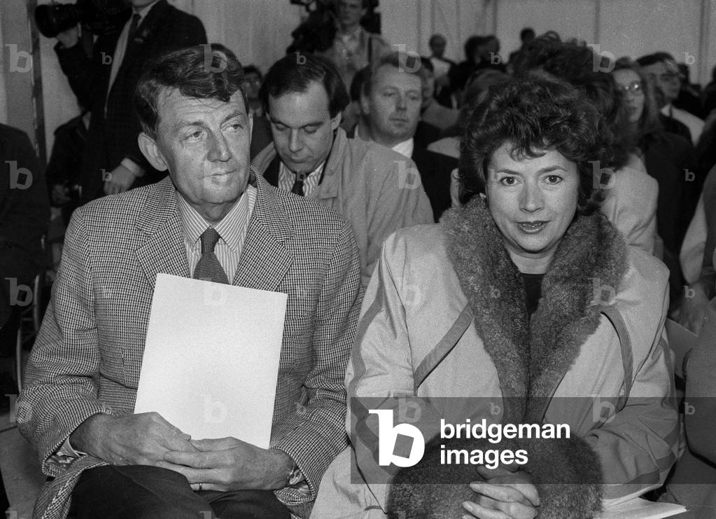 Bild von Fotografie "Die französischen Journalisten Etienne Mougeotte und Michele Cotta bei einer Pressekonfer
