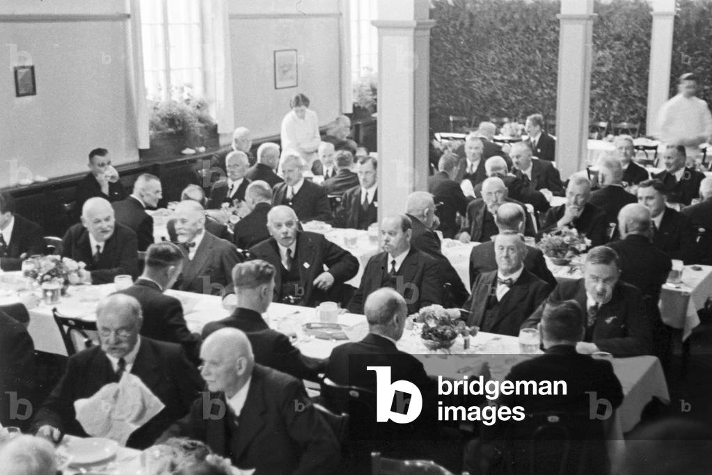 Immagine di Fotografia "Ospiti speciali al banchetto dopo l'anniversario di Diesel presso la fabbrica MAN di A