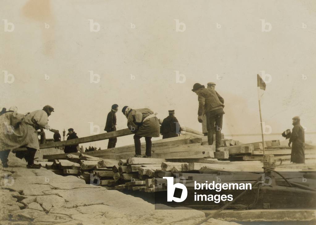 Immagine di Fotografia "Giapponese rimozione di legname da accendini a Chemulpo per l'erezione di piste 1904 (