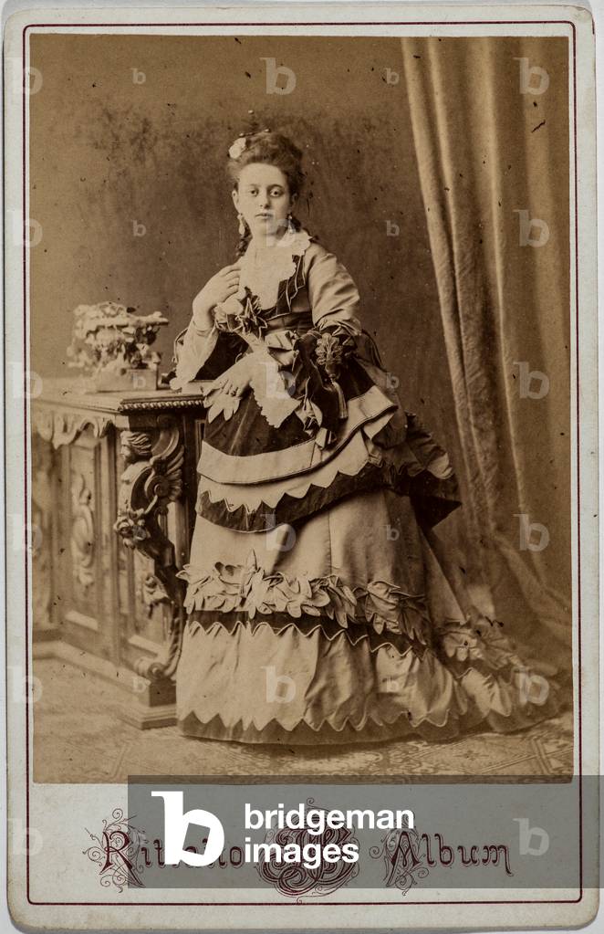 Ritratto di giovane donna in abito appariscente, Livorno, Italia, 1870-80 (foto)