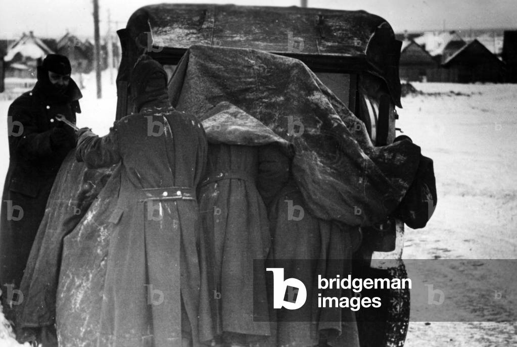 Image of German soldiers on the Eastern Front in winter, 1942 (b/w