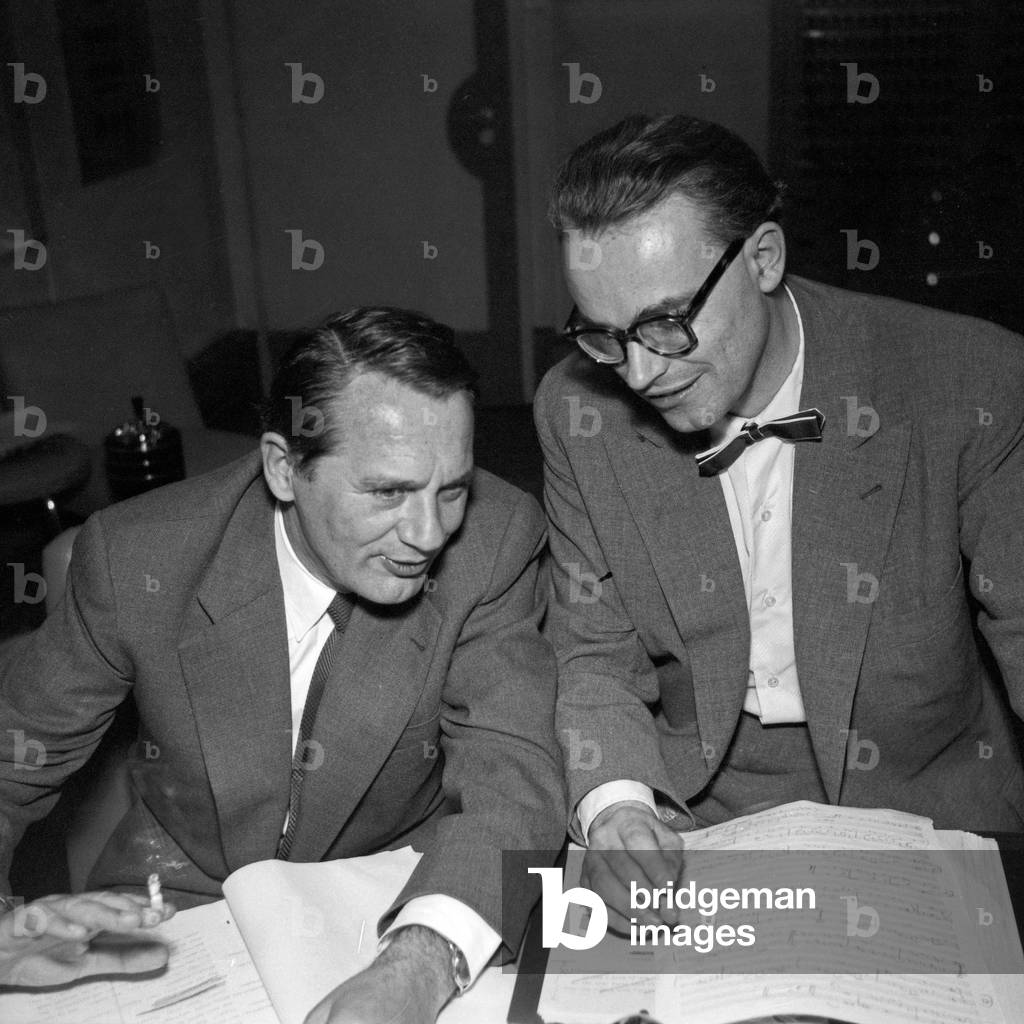 "Il direttore audio Gustav Burmester e il signor Dunger della stazione radio e TV tedesca NDR ad Amburgo", b/w