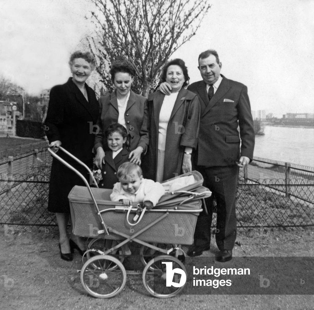 Image of Familienfoto mit Kindern (ein Baby im Kinderwagen), 50er Jahre by  Unknown photographer, (20th century)