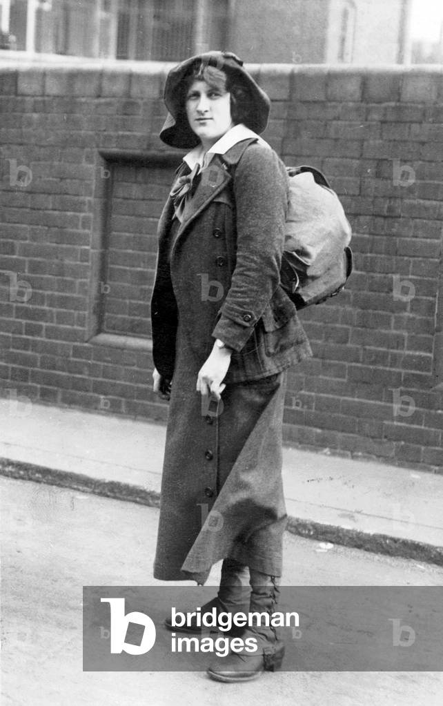 Giovane donna della Young Girl's League su un viaggio, 1914 (foto in b/n)