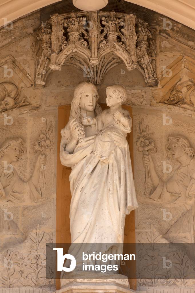 Pfarrkirche (Eglise Notre-Dame, Ancienne église Saint Martin). Äußere. West-Portal. Madonna mit Kind.