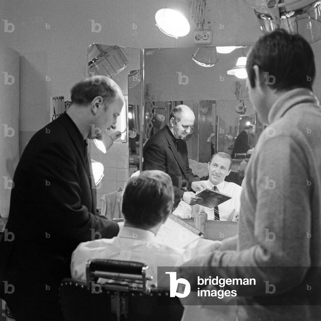 Il presentatore di notizie tedesco Karl Heinz Koepcke presso l'ufficio editoriale del notiziario «Tagesschau» 