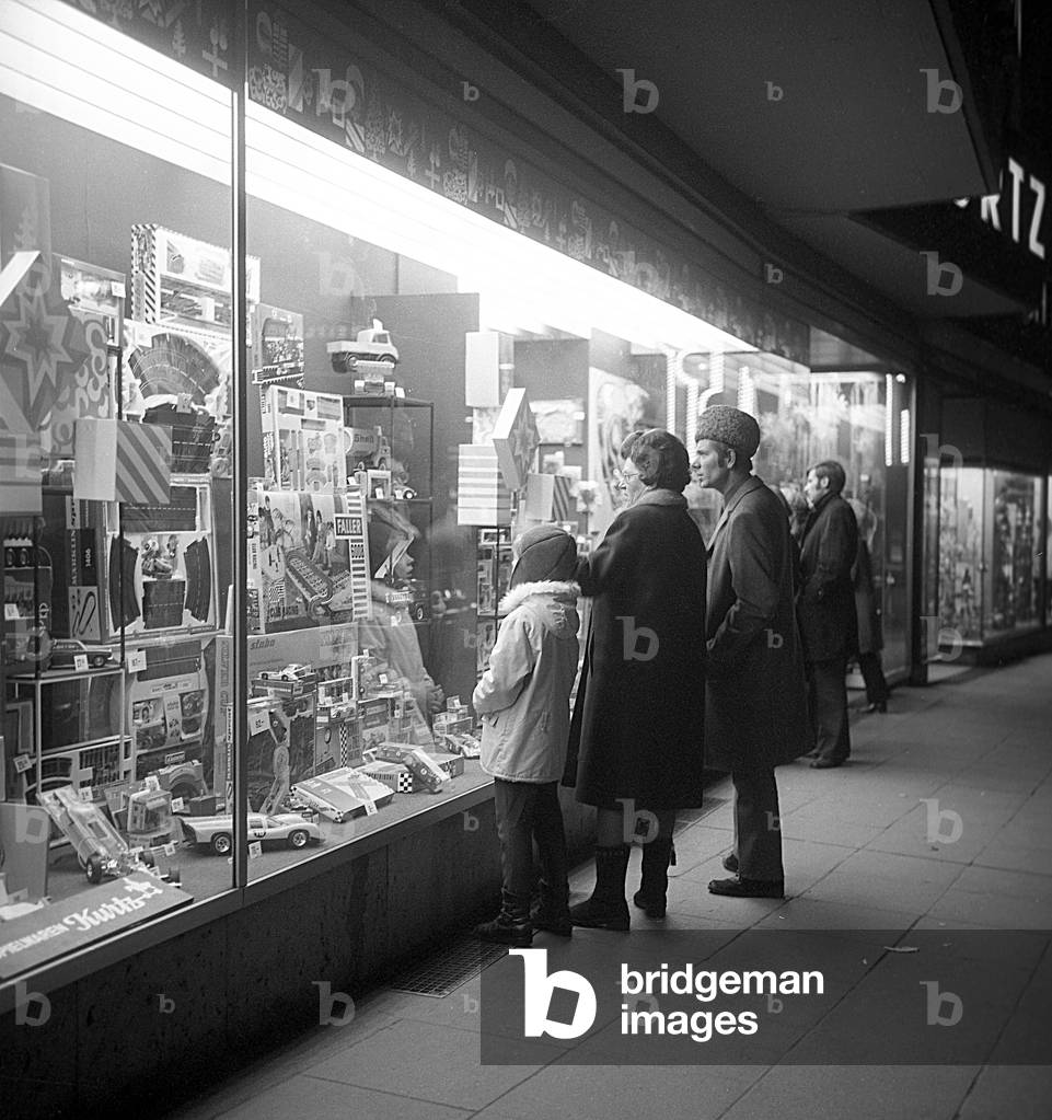 Image of Photography depicting 3199- A1-GERMANY - STUTTGART at night - 24-12-1971 by Gerald Bloncourt, b/w