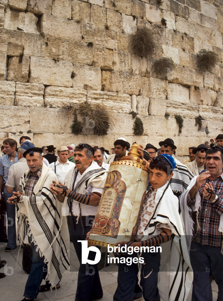 Immagine di Fotografia "Ragazzo ebreo che trasporta la Torah nel suo Bar Mitzvah al Muro Occidentale" 1978 di 