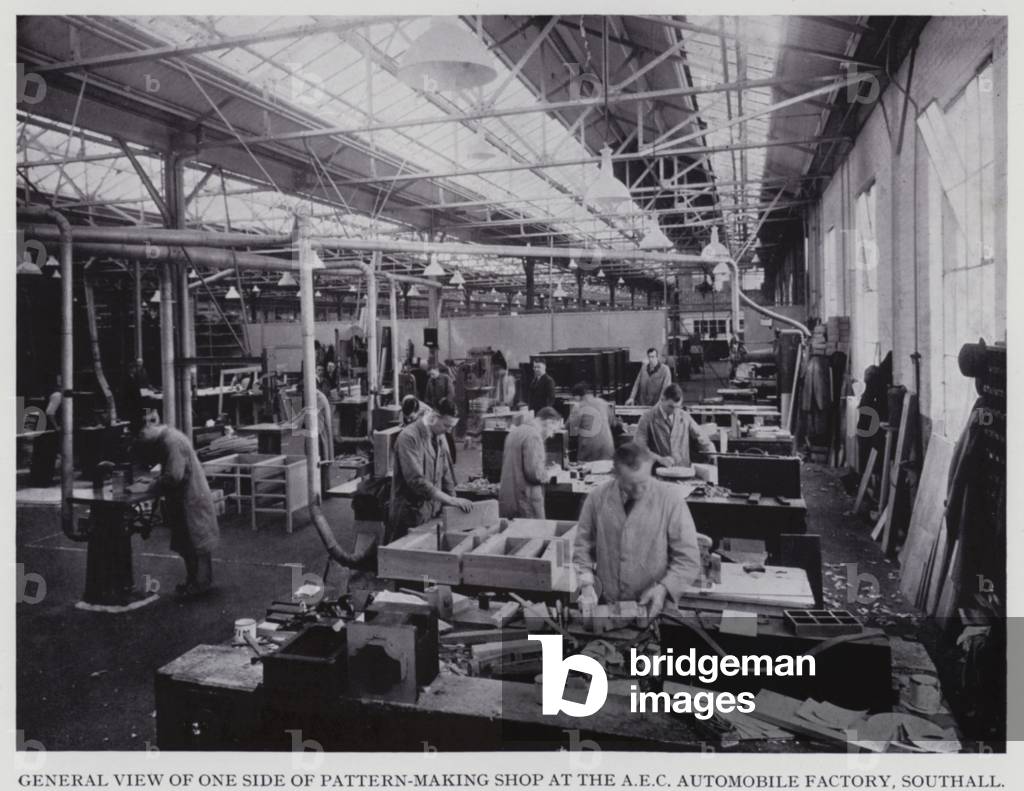 Gesamtansicht einer Seite des Musterhandwerkes in der AEC Automobile Factory, Southall (s/w Foto)