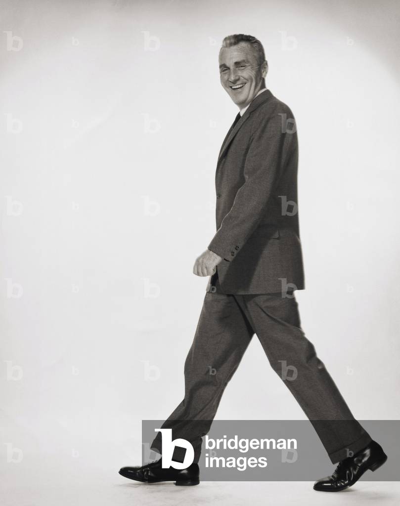 Seitenprofil eines Geschäftsmannes beim Gehen