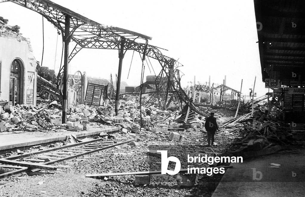 Immagine di Fotografia "Bombardamenti alleati su Creil" 1944 di Unknown photographer, b/w