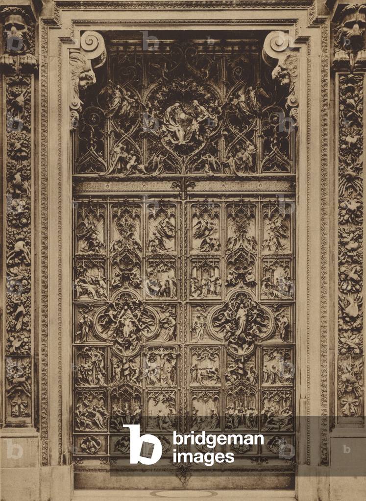Immagine di Fotografia "Duomo di Milano: Portale centrale in bronzo (foto b/n)" 1920 di Italian Photographer
