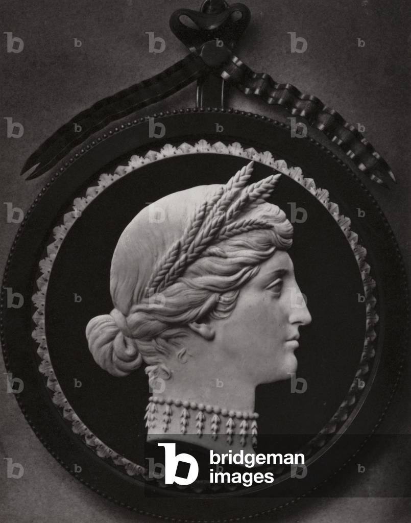 "Wedgwood Jasperware ritratto medaglione di Cerere" 1801 di English Photographer